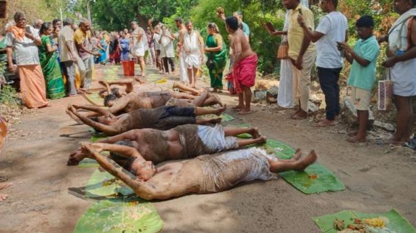 devotees-paid-their-dues-by-performing-angapradhaksan-in-karur