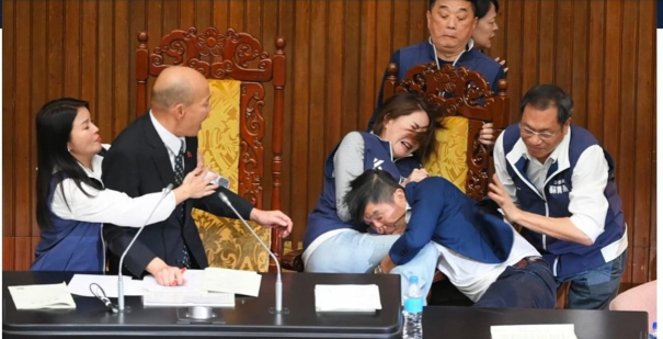 mps-clash-in-taiwan-parliament