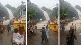 Fellow Tourists Rescue those Trapped on the courtallam Flood