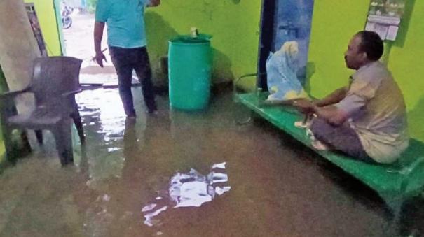 heavy-rains-on-karaikudi-rain-water-mixed-with-sewage-seeping-into-houses