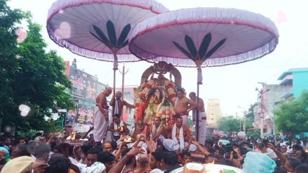 kanchipuram-garuda-seva-utsavam-a-temple-city-full-of-people-s-heads