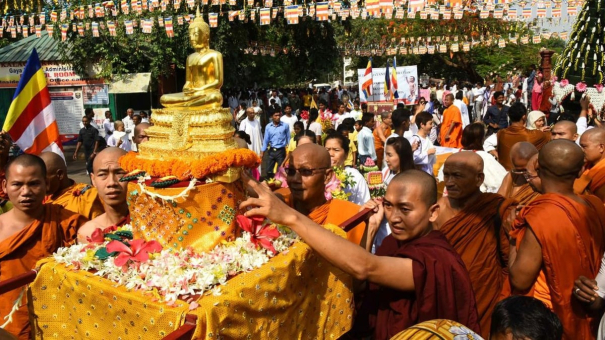 devotees-throng-to-take-holy-dip-in-northern-states-on-buddha-purnima