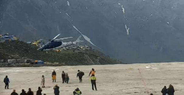 en-route-kedarnath-chopper-goes-into-tailspin-people-run-away