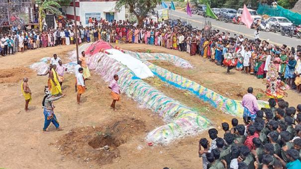 thimithi-festival-kolagalam-at-kalwa-draupadi-amman-temple