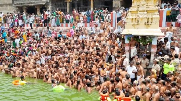 kanchipuram-vadaraja-perul-temple-tirthavari-hundreds-of-devotees-take-holy-bath