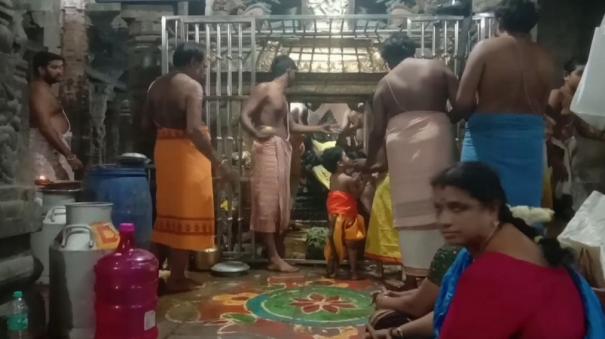 kanchipuram-1008-tender-coconut-water-abhishekam-to-pralayakala-amman