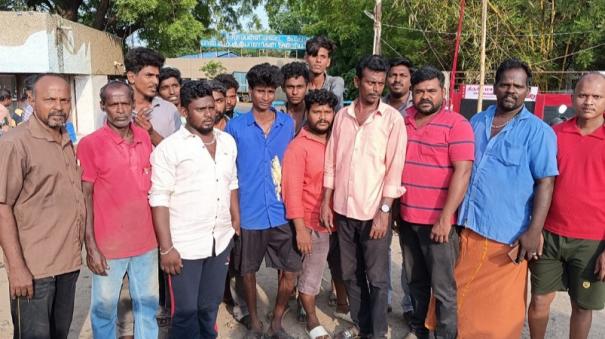 trichy-rental-van-owners-protest-on-front-of-aavin-company-demanding-dues