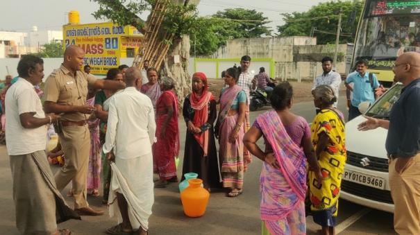 drinking-water-shortage-villagers-strike-on-kanchipuram-vandavasi-road