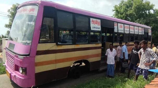 passengers-were-shocked-when-the-wheel-of-government-bus-came-off-in-palani