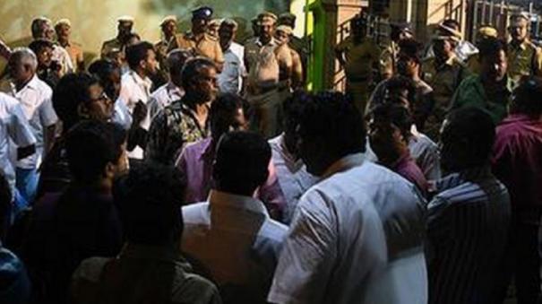 journalists-not-premitted-to-carry-phones-inside-thiruvallur-counting-centre