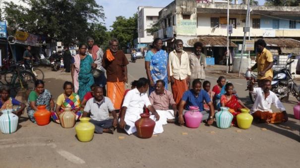 people-blocked-the-road-to-condemn-the-corporation-for-not-providing-drinking-water-in-thanjavur