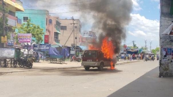 cuddalore-sudden-fire-on-car-on-the-road-3-passengers-escaped-alive