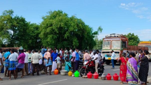 road-blockade-at-2-places-near-arur-demanding-to-fix-drinking-water-problem