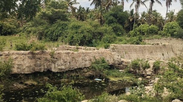 krishnagiri-farmers-struggle-to-store-water-on-lake-abandoned-by-the-govt-without-maintenance