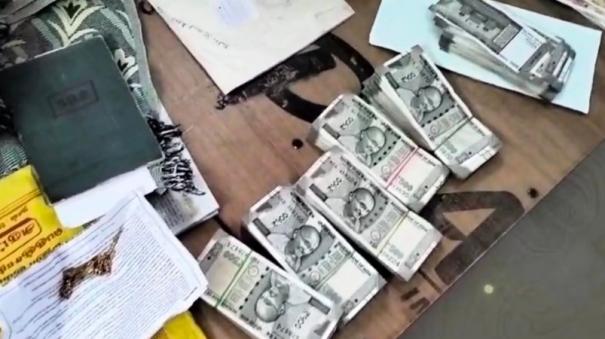 anti-bribery-police-raid-at-divisional-highway-engineer-office-rs-4-lakh-was-caught