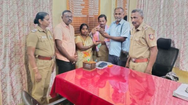 the-government-transport-driver-and-conductor-handed-over-the-5-pound-thali-that-was-missed-in-the-bus-to-the-police