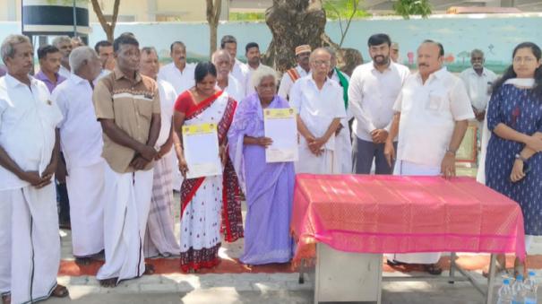 cuddalore-minister-provided-financial-assistance-to-the-families-those-who-dead-on-kuwait-fire-accident