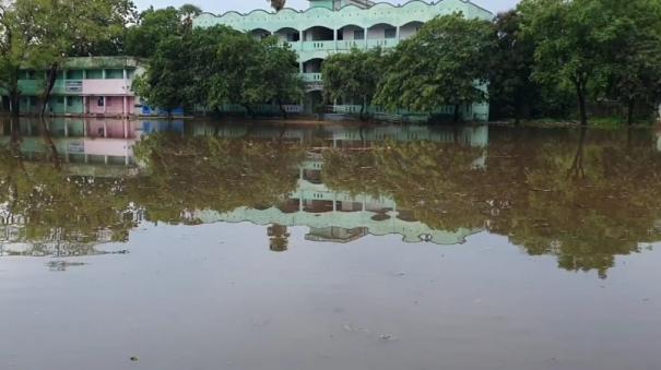 poonamallee-govt-school-turned-like-pond-due-to-heavy-rains