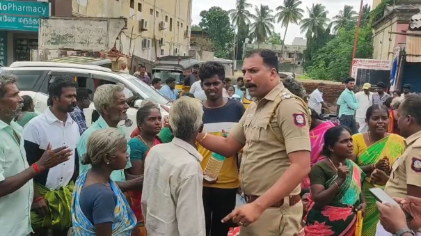 after-two-people-were-dead-in-a-car-collision-of-an-aiadmk-official-relatives-staged-a-road-blockade