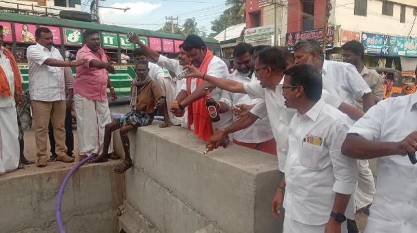 kumbakonam-bjp-protested-by-pouring-tasmac-liquor-into-drains