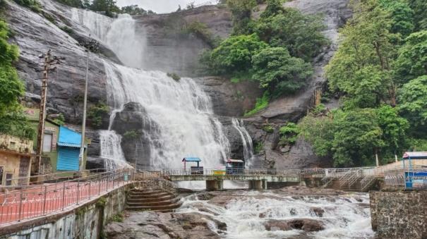 flooding-at-courtallam-falls-for-3rd-day-tourists-banned-from-bathing