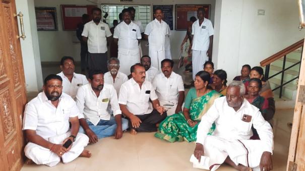 sivaganga-aiadmk-dmk-councilors-stage-a-joint-dharna-against-regional-development-officer