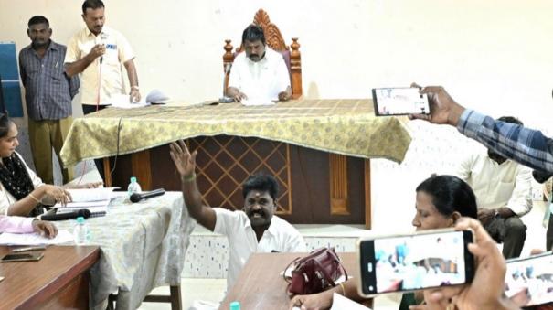 bjp-councilor-dharna-at-ramanathapuram-city-council-meeting-condemning-municipal-administration