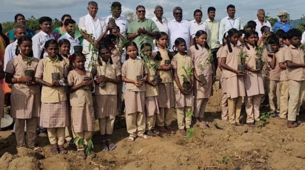 singarampalayam-environmental-protection-school-students-planted-6000-saplings-on-single-day