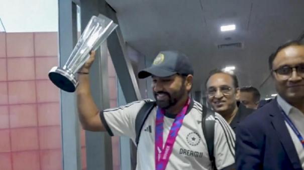 indian-team-returned-home-with-t20-world-cup-fans-gave-enthusiastic-welcome