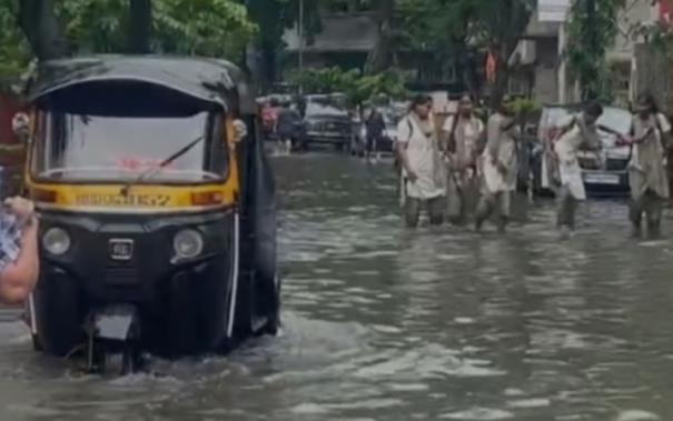 mumbai-rain-trains-cancelled-buses-diverted-holiday-for-schools