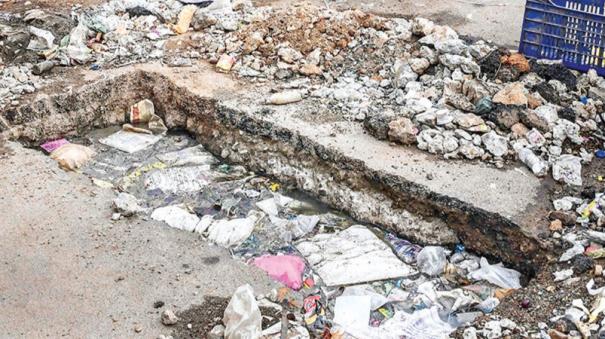 broken-sewage-canal-slabs-in-trichy-central-bus-stand