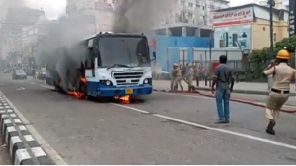 a-bus-with-30-passengers-caught-fire-in-bengaluru-causing-chaos