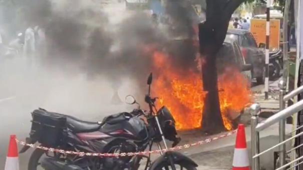 a-car-suddenly-caught-fire-on-the-road-people-scared-in-puducherry