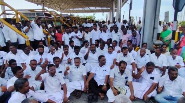 picket-demanding-removal-of-kappalur-toll-plaza