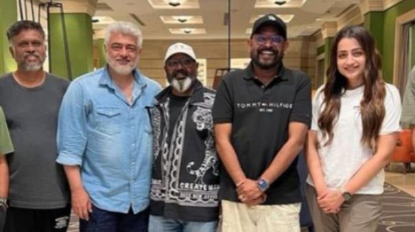 director-venkatprabhu-met-ajith-in-vidamuyarchi-movie-shooting-spot