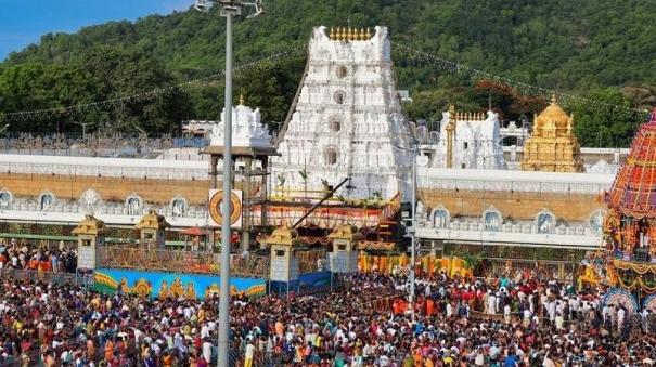 a-tree-branch-fell-on-the-head-of-a-woman-visiting-tirupati-temple-shocking-video