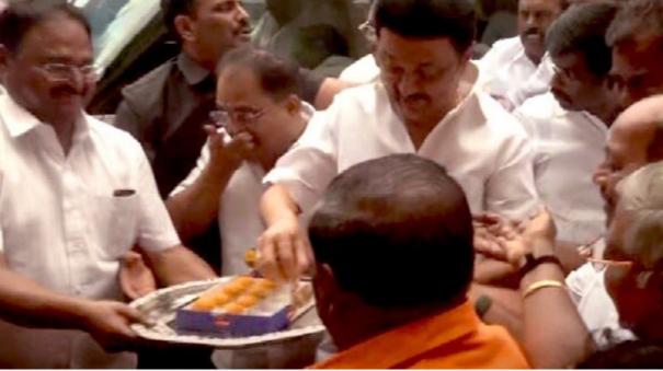 dmk-candidate-road-to-win-in-vikravandi-cm-stalin-distributed-sweets-at-anna-arivaalayam