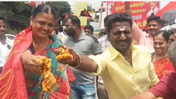 dmk-leads-vikravandi-by-elections-dmk-celebrated-by-squeezing-mangoes