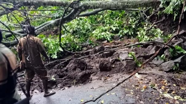 heavy-rain-caused-landslides-on-valparai-mountain-pass-traffic-damage