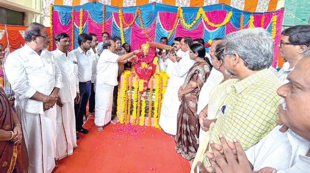 minister-mlas-pay-respects-to-maraimalai-adigal-statue