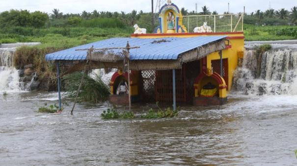 flooding-in-tirupur-noyal-river-police-forbid-entry-to-nallamman-temple