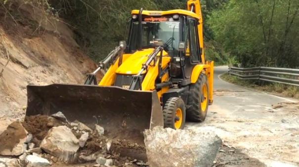 rocks-fell-on-the-mountain-road-due-to-continuous-rains-clearing-work-underway