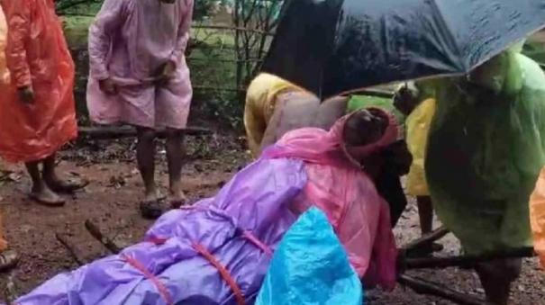 people-rescued-woman-by-carrying-her-5-km-in-heavy-rains-in-karnataka