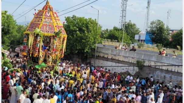 chariot-procession-at-thadikkombu-soundirarajaperumal-temple
