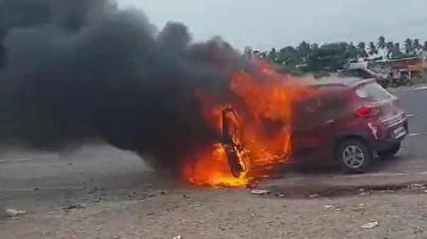 a-car-suddenly-caught-fire-on-the-road-traffic-affected-due-to-black-smoke