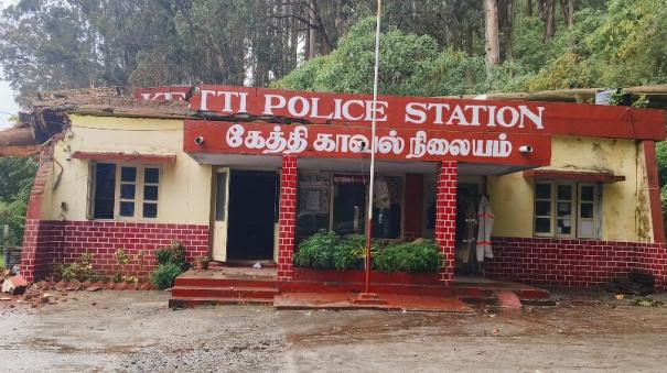 giant-tree-fell-on-police-station-luckily-policemen-uninjured