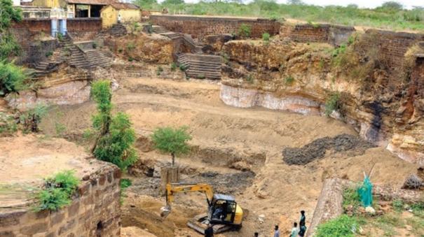 vajra-theerthakulam-built-on-10th-century-tanjore-youths-cleaning