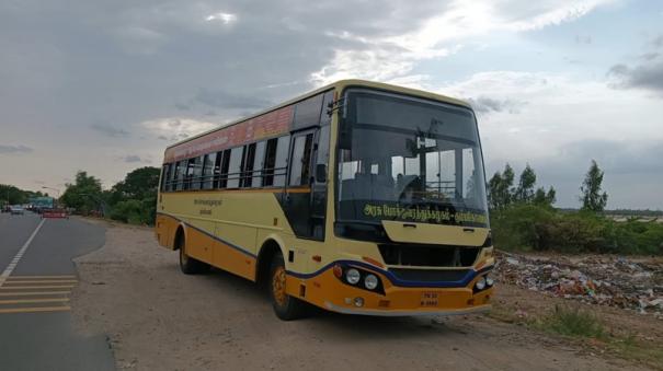 sudden-illness-on-duty-govt-bus-driver-stopped-the-bus-on-the-side-of-the-road-and-protect-passengers