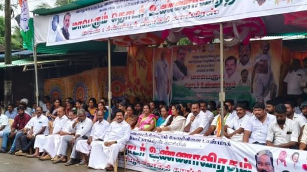 congressmen-continue-fast-to-shut-liquor-shop-on-tamil-nadu-kerala-border-two-mlas-participate