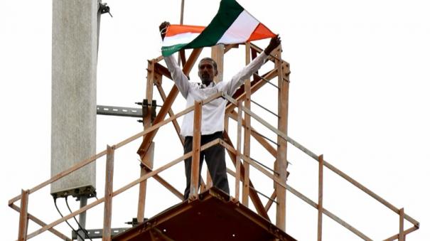 person-protested-by-climbing-cell-phone-tower-near-dindigul-police-came-down-automatically